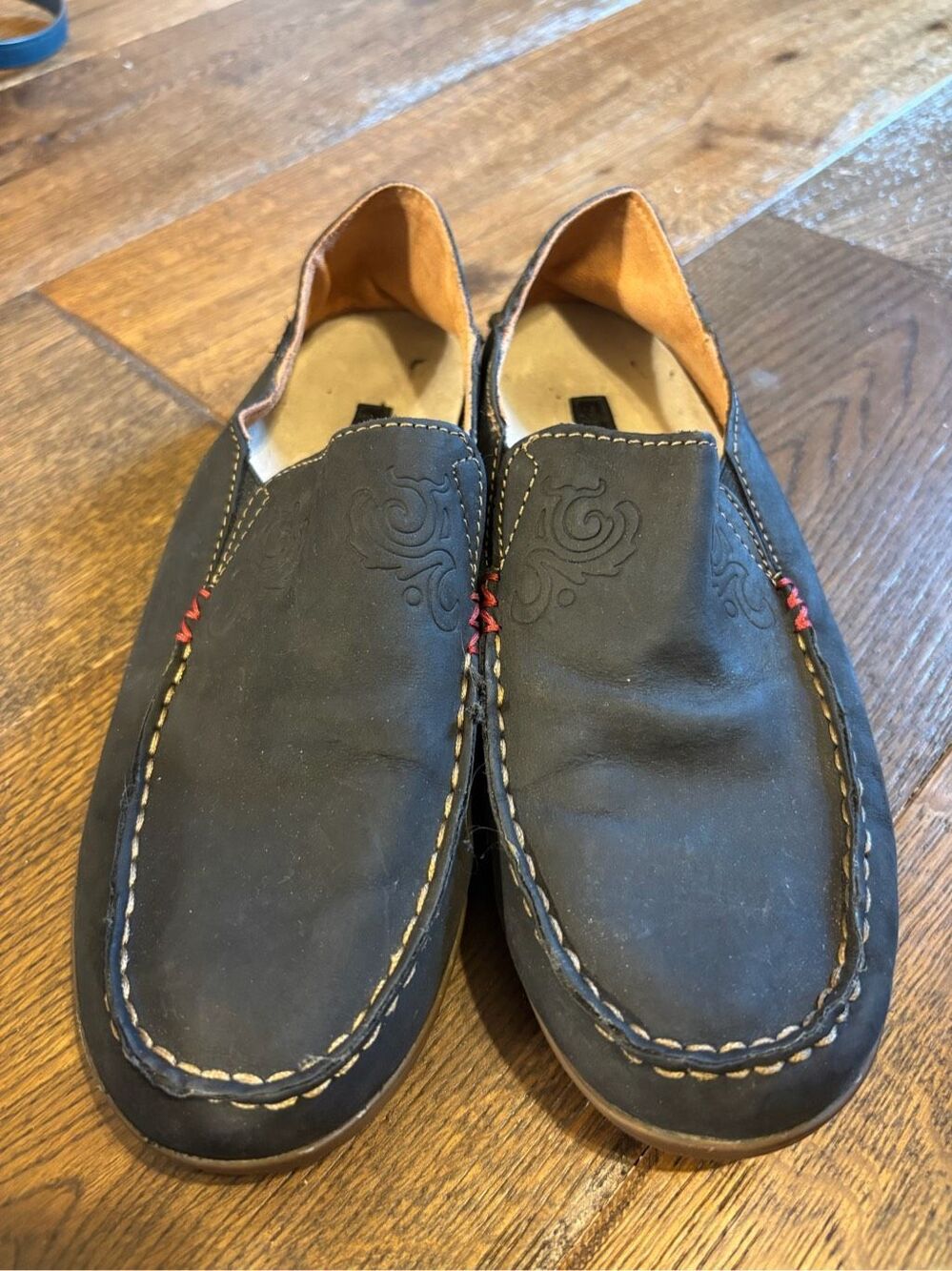 Olukai Nohea black embossed leather slip on shoes 8.5 driving moc loafer